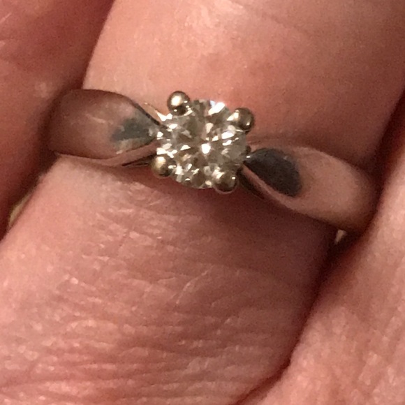 18K gold ring with natural diamond from Spence Jewellers. - Picture 11 of 11